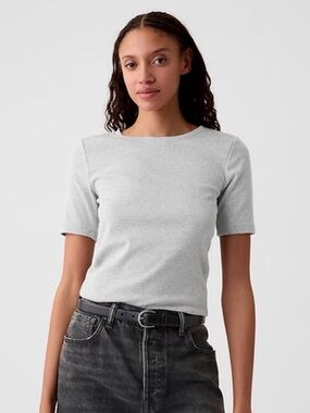 🌸GAP light gray modern tee. Size M petite. NWT.